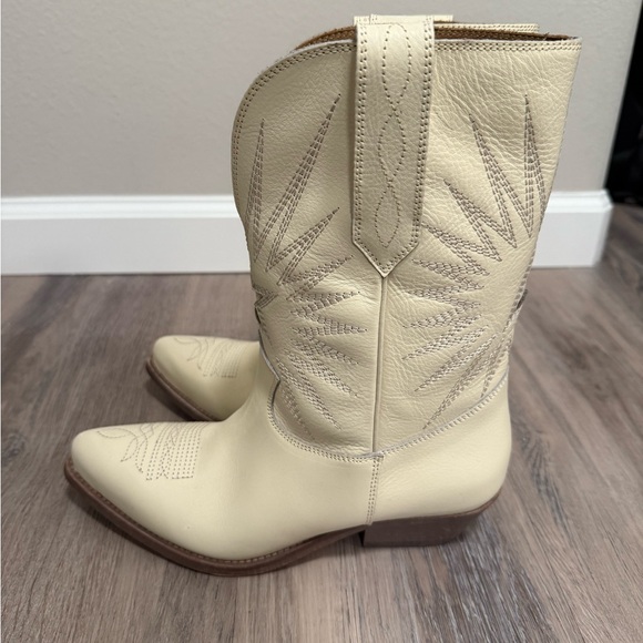 Golden Goose Wish Star Low Embroidery Boot in Buttercream - Picture 5 of 8